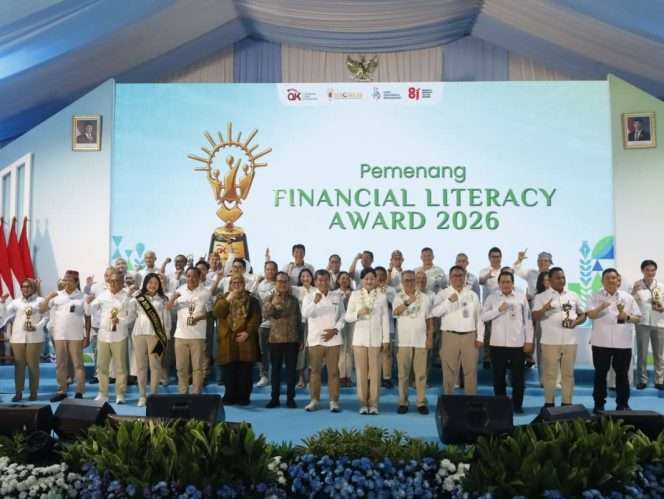 
 Ajang Financial Literacy Award 2026 yang digelar Otoritas Jasa Keuangan (OJK) dalam rangkaian puncak Hari Indonesia Menabung (HIM) dan Bulan Literasi Keuangan (BLK) 2026 di Sekolah Rakyat Menengah Atas 13 Bekasi, Jumat (28/8/2026). (ist)