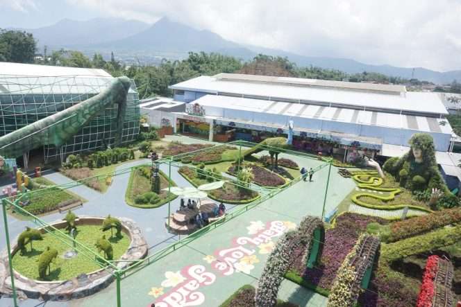 
 Panorama Batu Love Garden terbuka dilihat dari dalam kabin wahana Sky Wheel. (Nedi Putra AW).