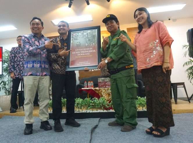 
 Wakil Wali Kota Malang Ali Muthohirin saat menghadiri peluncuran buku “Lintas Sejarah Etnis Tionghoa di Malang: Dari Singhasari sampai Reformasi” karya Bambang A.W. dan Dika Sri Pandanari di Gramedia Malang Kayutangan, Sabtu, (29/8/2026). (Nedi Putra AW)