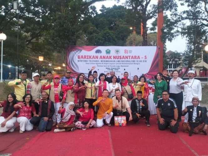 
 Peserta Barikan Anak Nusantara ke-5 memperingati HUT ke-81 Kemerdekaan RI yang digelar Forum Komunikasi Antar Umat Beragama (FKAUB) Malang di Alun-Alun Kota Malang, Minggu (16/8/2026). (ist)