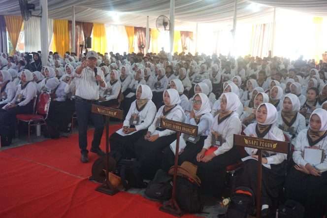 
 Direktur PT Karunia Alam Sentosa Abadi (KASA) Ir. Didiek Purwanto, IPU saat paparan di depan 819 mahasiswa baru peserta PKKMB FAST UB Pasupala Aruardhana 2026 di Lapangan Parkir Gedung 1 FAST UB, Jumat (14/8/2026). (Nedi Putra AW)