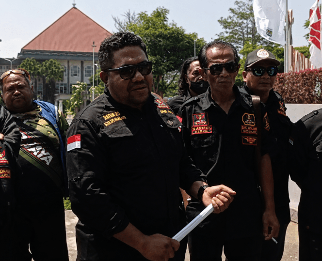 
 Koordinator GRIP JAYA Malang Raya, Damanhury Jab, S.H saat tengah berorasi di depan Balai Kota Among Tani, Kota Batu. (Yan)