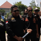 Koordinator GRIP JAYA Malang Raya, Damanhury Jab, S.H saat tengah berorasi di depan Balai Kota Among Tani, Kota Batu. (Yan)