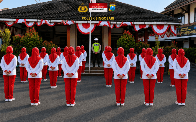 
 Personel Polsek Singosari memberikan penyuluhan dan imbauan tertib berlalu lintas kepada komunitas Jantung Sehat, Jumat (7/8/2026) mengajak warga menjadikan keselamatan di jalan sebagai bagian dari gaya hidup sehat, karena selain menjaga kesehatan tubuh melalui olahraga, masyarakat juga diingatkan pentingnya menjaga keselamatan saat berkendara. (ist)