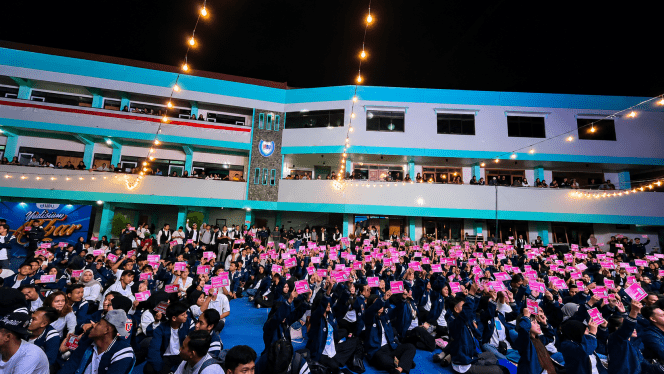 
 Para mahasiswa dengan penuh kegembiraan menunjukkan tiket sebagai tanda kesiapan mengikuti Wisuda Universitas Insan Budi Utomo (UIBU) yang akan digelar pada September 2026. (yog)