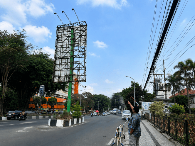 
 Kondisi billboard di depan kantor PT ACA setelah menjadi sasaran pencurian. (ist)