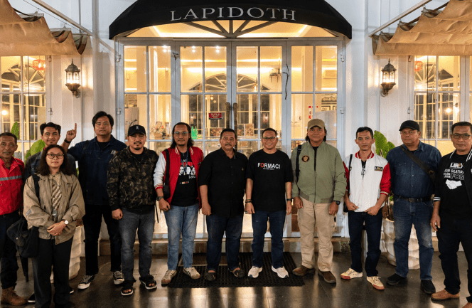 
 Presiden LIRA Andi Syafrani, saat sesi foto bersama dikemas Ngopi Bareng yang menjadi ruang dengar persoalan daerah dan memperkuat konsolidasi. (Yan)