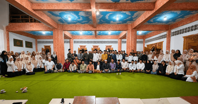 
 Peserta Muktamar Rakyat An Nahdliyin foto bersama usai acara, Sabtu malam (1/8/2026). (ist)