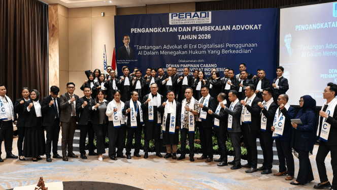
 Sekjen DPN Peradi, Emir Z Pohan; Pembina DPC Peradi RBA, Yayan; dan Ketua DPC Peradi RBA, Suliono, bersama para advokat muda yang baru dikukuhkan. (Rohim Alfarizi)