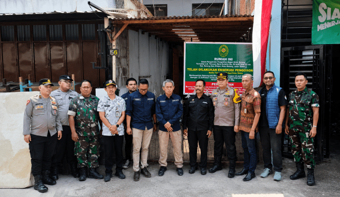 
 Panitera dan Juru Sita PN Malang, Danramil, serta Kapolsek Klojen bersama kuasa hukum pemohon eksekusi usai pelaksanaan eksekusi. (ist)