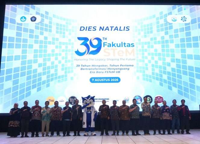 
 Dekan FSTeM UB, Prof. Ir. Sukir Maryanto (enam dari kiri), mendampingi Rektor Universitas Brawijaya Prof. Widodo dan para undangan saat peringatan Dies Natalis ke-39 FSTeM UB di Gedung Pandhita Majapahit, Jumat (7/8/2026). (Nedi Putra AW) 
