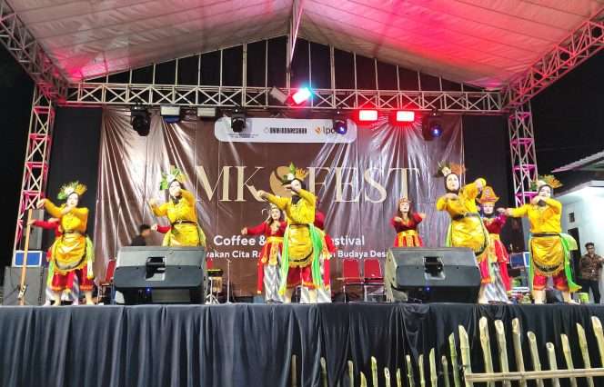 
 AMKOFEST menempatkan budaya sebagai bagian penting dari perayaan masyarakat. Salah satunya melalui Tari Kopi, yang dipentaskan sebagai ungkapan rasa syukur atas panen kopi sekaligus menandai berakhirnya masa panen di Amadanom dalam Amadanom Coffee & Culture Festival (AMKOFEST) 2026, Sabtu (8/8/2026). (ist)