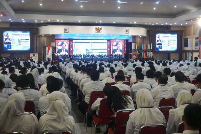
 Peserta Orientasi Pendidikan dan Kemahasiswaan (ORDIK) mahasiswa baru Pascasarjana Tahun Akademik 2026/2027 saat menyimak paparan Pungkas Bahjuri Ali, STP., MS., Ph.D., Deputi Bidang Pembangunan Manusia dan Kebudayaan Kementerian PPN/Bappenas di Gedung Samantha Krida UB,  Sabtu (22/8/2026). (Nedi Putra AW)