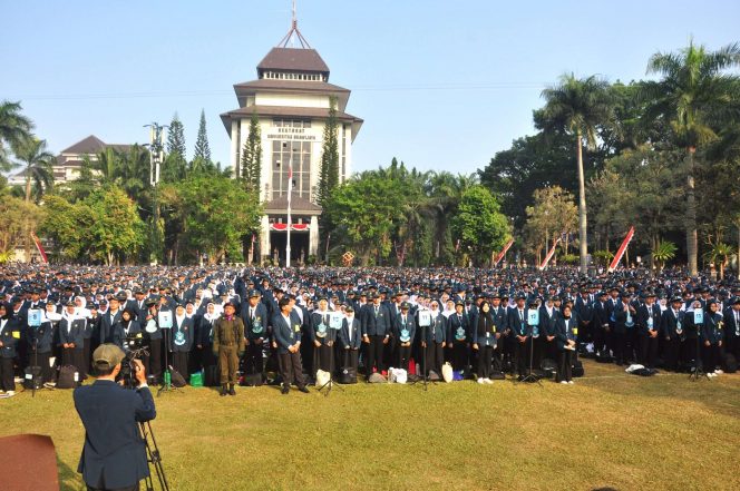 
 Mahasiswa Baru UB saat mengikuti prosesi Opening Ceremony RAJA BRAWIJAYA 2026 di Lapangan Rektorat, Senin (10/8/2026). (Nedi Putra AW)