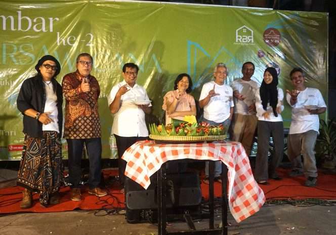 
 Benny Ibrahim (tiga dari kanan), didampingi Ketua Panitia Lembar ke-2 Karsa Wacana, Miftha Deviani, dan para pegita literasi Rumah Budaya Ratna, saat gelaran “Karsa Wacana”, di Jalan Diponegoro 3, Klojen, Kota Malang Senin, (24/8/2026). (Nedi Putra AW)
