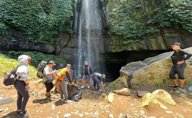 
 Head  of  Department  Aston  Inn  Batu  &  Aston  Gejayan  Jogyakarta  bergotong  royong  membersihkan  sampah di area air terjuan Coban Talun, Senin (21/9/2026). (ist)  