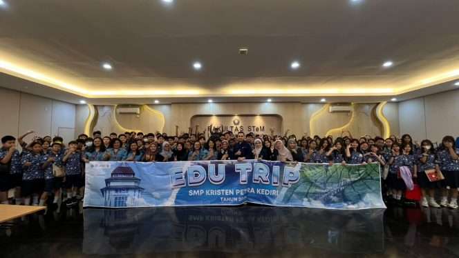 
 Sebanyak 121 siswa SMP Kristen Petra Kediri mendapat pengalaman belajar sains secara langsung di lingkungan perguruan tinggi melalui kegiatan Edu Trip ke Fakultas Sains dan Teknologi (FSTeM) Universitas Brawijaya (UB), pekan lalu. (ist)

