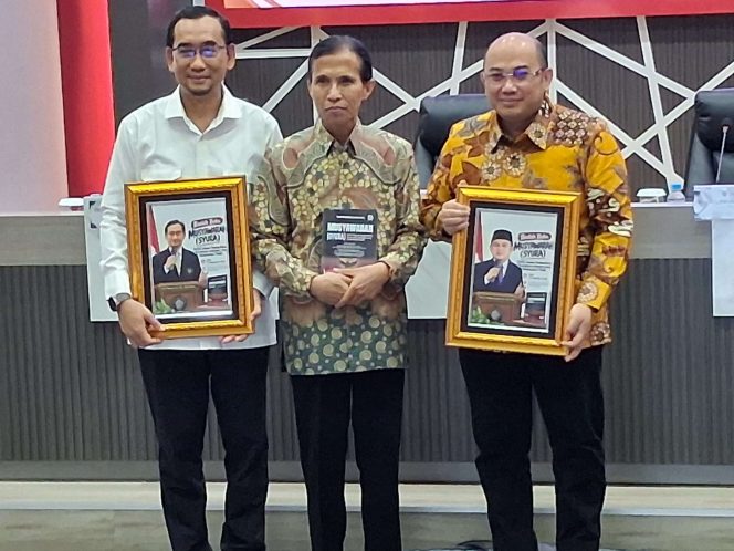 
 Rektor UB Prof. Widodo bersama Ketua Pusat Studi Peradaban UB, Prof. Dr. Moh. Fadli, S.H., M.Hum., dan penulis Prof. Dr. Bambang Saputra, S.H., S.H.I., M.H.I  dalam bedah buku Musyawarah (Syura): Politik Hukum Pembentukan Perundang-undangan yang Dikehendaki Publik” di Fakultas Hukum Universitas Brawijaya (FH UB), Rabu (30/9/2026). (Nedi Putra AW).