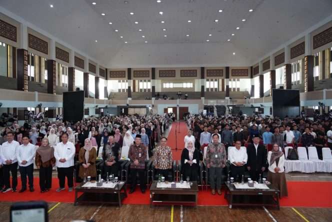 
 Kuliah Perdana Malang Mbois oleh Otoritas Jasa Keuangan (OJK) Malang bersama Kantor Perwakilan Bank Indonesia Malang dan Kantor Perwakilan Lembaga Penjamin Simpanan (LPS) II Surabaya, yang diikuti lebih dari 2.000 mahasiswa baru Universitas Islam Negeri (UIN) Maulana Malik Ibrahim Malang, di Sport Center UIN Maulana Malik Ibrahim Malang, Senin (14/9/2026). (ist)
 