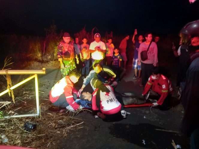 
 Korban pembacokan, AJ, saat dievakuasi petugas bersama tim medis untuk dibawa ke rumah sakit guna menjalani perawatan. (ist)