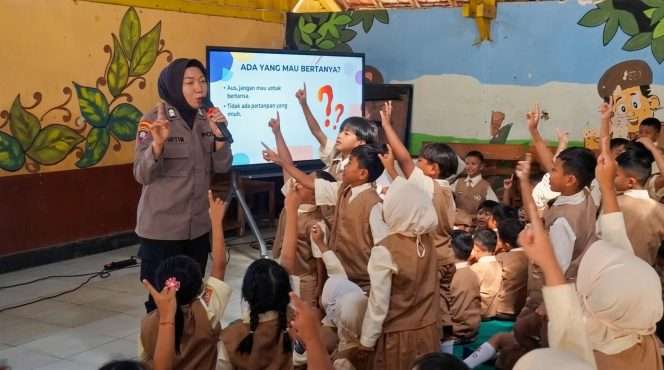 
 Memperingati Hari Jadi ke-78 Polisi Wanita Republik Indonesia, Polwan Polres Malang menggelar kegiatan sosialisasi dan edukasi bertajuk Polwan Goes to School di sejumlah sekolah di wilayah Kabupaten Malang. (Humas Polres Malang)