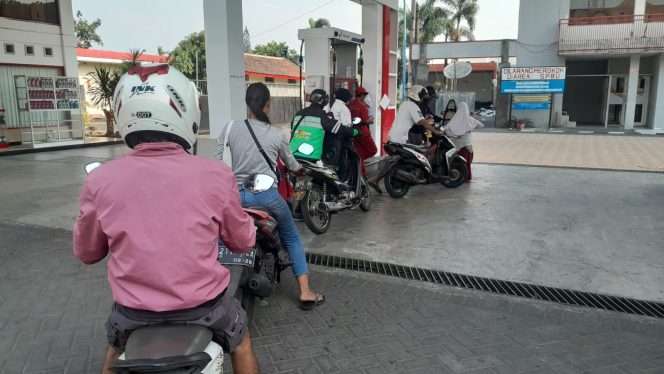 
 Pengendara motor sedang mengantre di SPBU Jalan Panjisuroso. (ist)