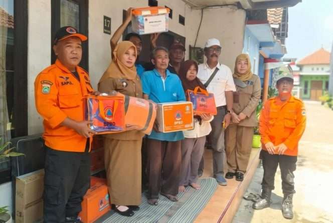 
 Berfoto bersama usai simbolis penyerahan bantuan pasca kebakaran di Candirenggo Singosari. (ist)