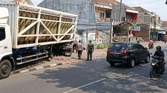 
 Polisi di lokasi kejadian laka melibatkan dua truk di utara lampu merah Singosari, Selasa (1/9/26) pukul 12:24 WIB. (ist)