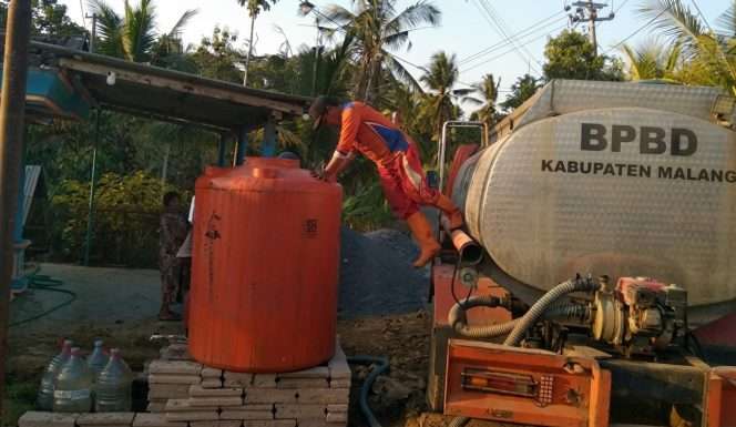 
 Salah satu giat personel BPBD Kabupaten Malang menyalurkan bantuan air bersih kepada masyarakat yang terdampak kekeringan. (IG BPBD)