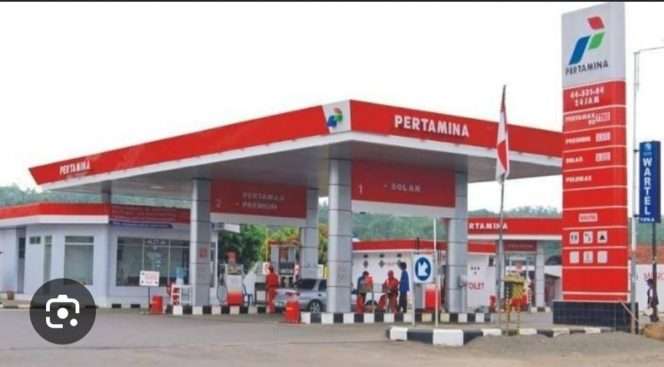 
 Suasana di salah satu SPBU yang tengah menunggu pengiriman BBM. (ist)