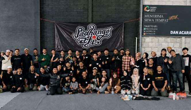 
 Berfoto bersama penuh kehangatan di kegiatan digelar Komunitas Padhang e Ati 