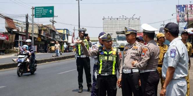 
 Satlantas Polres Malang melakukan kegiatan monitoring di titik blackspot sekitar Pos Polisi Lawang dan titik troublespot di wilayah Kepuharjo, Kecamatan Karangploso. (Humas Polres Malang)