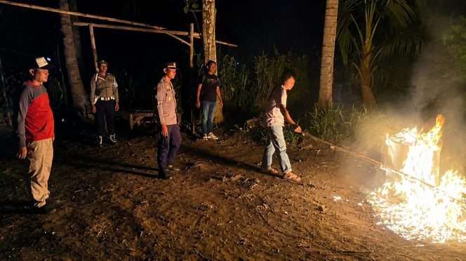 
 Polisi bongkar dan bakar arena judi sabung ayam di Pagelaran. (Humas Polres Malang)