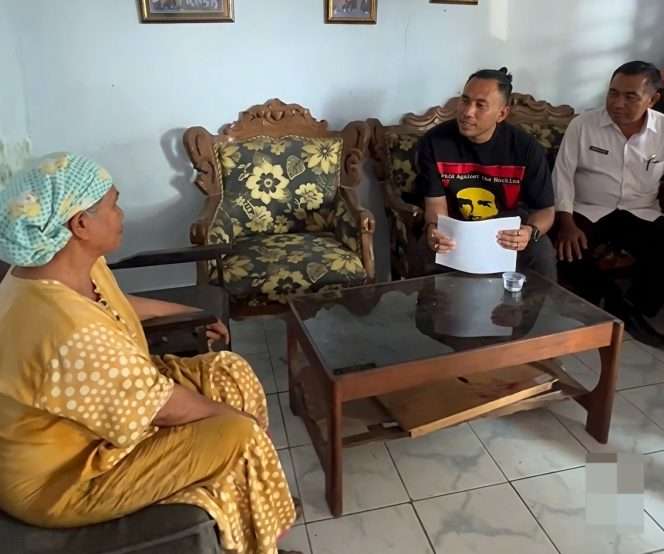 
 Anggota Komisi IV Dewan Perwakilan Rakyat Daerah (DPRD) Kabupaten Malang, Zulham Akhmad Mubarrok, saat melakukan ricek desil seorang warga Desa Talok Turen. (IG Zulham)