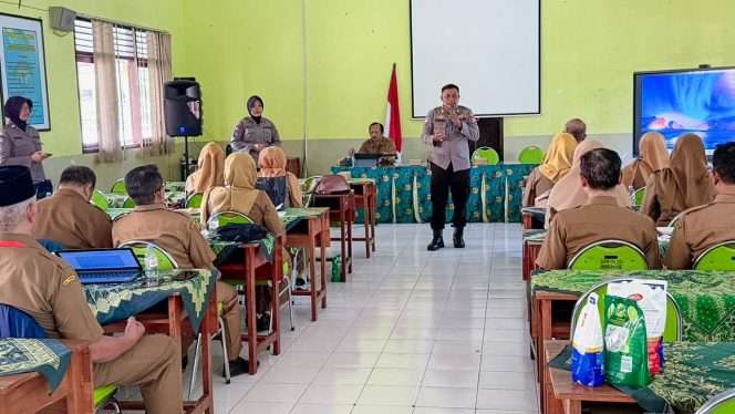 
 AKP Totok saat menyosialisasikan strategi pembinaan karakter siswa serta pemanfaatan hipnoterapi kepada para kepala sekolah se-Kota Malang. (ist)