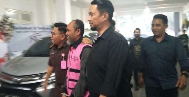 
 Mantan Kepala UPT Pasar Induk Among Tani, Agus Suyudi (rompi pink), saat dibawa ke mobil tahanan Kejari Batu menuju Rutan Lowokwaru Malang. (Yan)