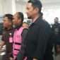 Mantan Kepala UPT Pasar Induk Among Tani, Agus Suyudi (rompi pink), saat dibawa ke mobil tahanan Kejari Batu menuju Rutan Lowokwaru Malang. (Yan)