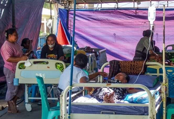 
 Akibat gempa berdampak pada kerusakan RS, pasien terpaksa dirawat di dalam tenda darurat di luar RS. (ist)