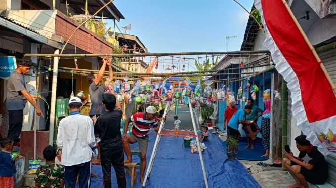 
 Warga guyub rukun memasang aneka hadiah untuk doorprize dalam rangkaian kegiatan peringatan Maulid Nabi Muhammad SAW. (Supriyadi for bacamalang)