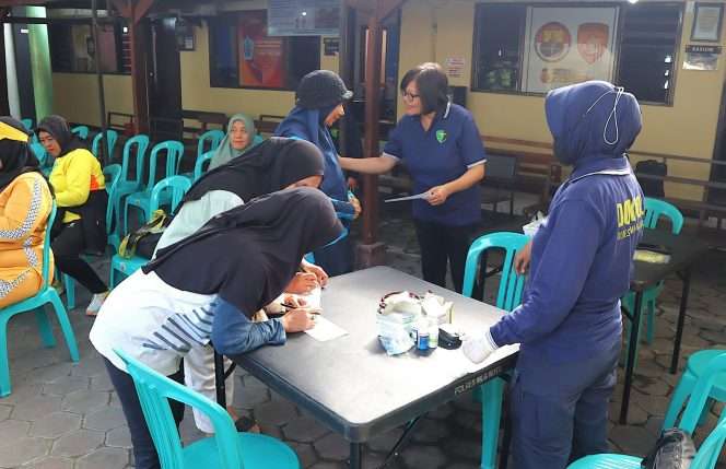 
 Masyarakat yang mengikuti pemeriksaan kesehatan gratis sedang mengisi formulir pemeriksaan. (ist)