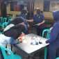 Masyarakat yang mengikuti pemeriksaan kesehatan gratis sedang mengisi formulir pemeriksaan. (ist)