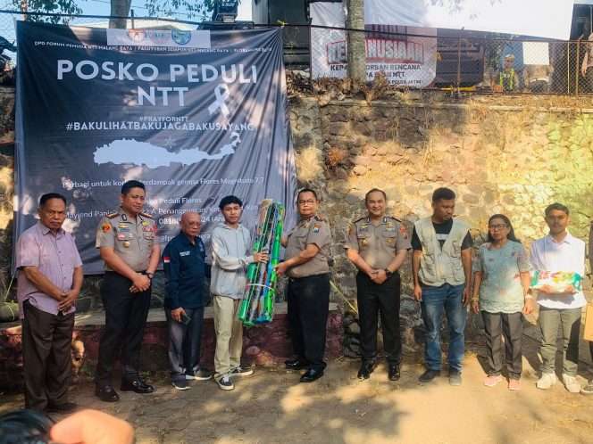 
 Ketua Koordinasi Posko Peduli Gempa Flores NTT, George da Silva (tiga dari kiri) mendampingi simbolis penyerahan bantuan dari Paguyuban Sesepuh NTT, Forum Pemuda Nusa Tenggara Timur (FP NTT), dan Flobamora Kota Batu untuk mahasiswa asal NTT yang kuliah di Malang Raya terdampak gempa Flores. (George for bacamalang)