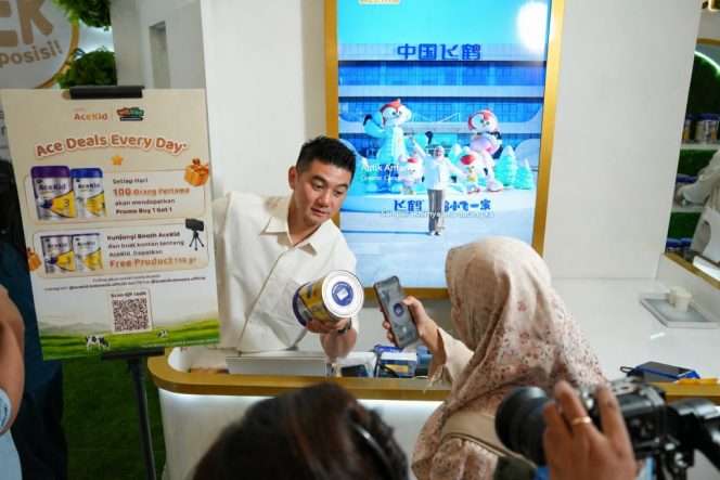
 Arnold Poernomo, Brand Ambassador AceKid, mendampingi sesi penjualan di booth AceKid WILBEX 2026 pada Kamis (03/09) di Surabaya. Dalam kesempatan tersebut, Arnold juga mengajak pengunjung melakukan “Cek Transparansi” dengan memindai QR code di bagian bawah kaleng AceKid untuk menelusuri informasi mengenai sumber susu dan proses di balik produk AceKid. (ist)