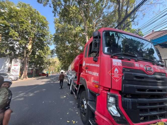 
 Truk tangki Pertamina yang diamankan di Unit Gakkum Laka Lantas Polresta Malang Kota setelah terlibat kecelakaan di Jalan Muharto, Kota Malang. (ist)
