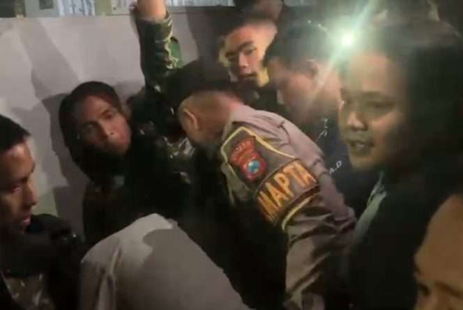 
 Anggota Polresta Malang Kota bersama Babinsa dan warga saat mengamankan pelaku pencurian sepeda motor. (ist)