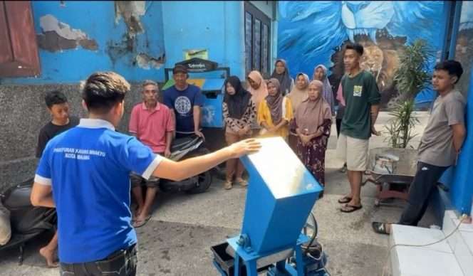 
 Ahmad Zaipan Rifai, mahasiswa Program Studi Teknik Industri, Fakultas Teknik UMM angkatan 2023, memperkenalkan mesin pencacah plastik kepada warga KBA. (ist)