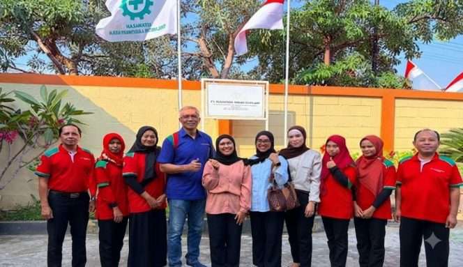 
 Dosen peneliti Fakultas Hukum Universitas Brawijaya Malang, Ayu Mustika Pamungkas dan Siti Nur Shoimah, bersama pimpinan dan pegawai PT AMG usai pelaksanaan penelitian. (ist)