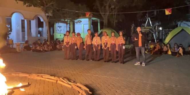 
 Jo Andi saat di undang maju ke depan merayakan penyalaan api unggun. (Jo Andi for bacamalang)