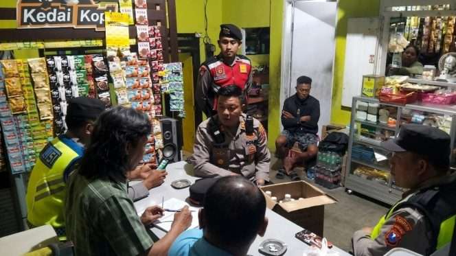 
 Personel Polsek Tajinan, Unit Opsnal Satreskrim dan Sat Samapta Polres Malang menggerebek dan menyita 12 botol Arak Bali dari sebuah toko sembako di Desa Tambakasri, Tajinan, yang masuk ke Malang dengan cara dititipkan sopir bus jurusan Malang-Bali. (Humas Polres Malang)