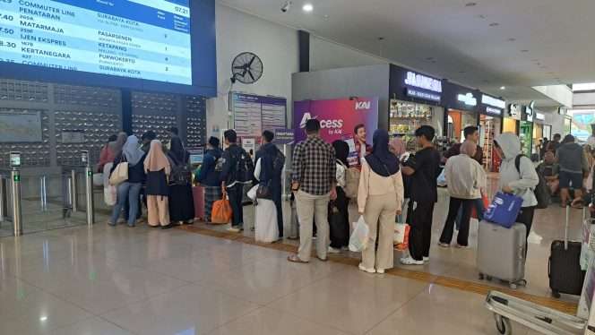 
 Penumpang KA di Stasiun Kota Malang saat mengantre menunggu kedatangan kereta api. (ist)